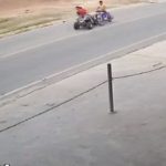 Video: Cuatrimoto pierde el control y al cambiar de carril es impactada por un picop