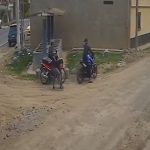 Video: Motorista que estaba estacionado en calle de terracería fue objeto de asalto por parte de dos sujetos