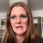 Drew Barrymore se disculpa luego de sus comentarios acerca del juicio entre Johnny Depp y Amber Heard