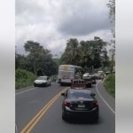 “Rebasando en curva”: graban a bus cuando circulaba contra la vía y cómo puso en riesgo a automovilistas