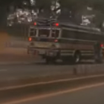 Captan el momento en que autobús extraurbano se desplaza a excesiva velocidad y en contra de la vía en Sacatepéquez