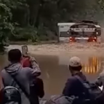 Graban en video el momento en que un piloto de bus extraurbano pasa a toda velocidad por una inundación en Suchitepéquez
