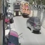 Video del momento en que dos niñas son arrolladas por un camión luego de haber bajado de bus