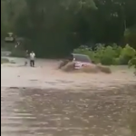 Video: Así fue captado el momento en que vehículo queda atrapado en carretera inundada