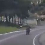 Cámara capta el momento en que un motorista choca de frente contra un camión
