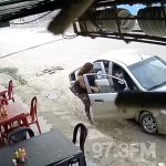 Cámara capta el momento en que sicarios acribillan a un hombre en un vehículo frente a su familia
