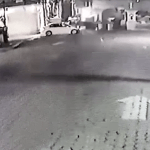 El video del instante en que dos vehículos colisionan en Zacapa y luego uno choca contra pared por el impulso