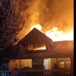 Videos: Incendio consume inmueble en la ruta Interamericana y bomberos trabajaron varias horas para sofocarlo