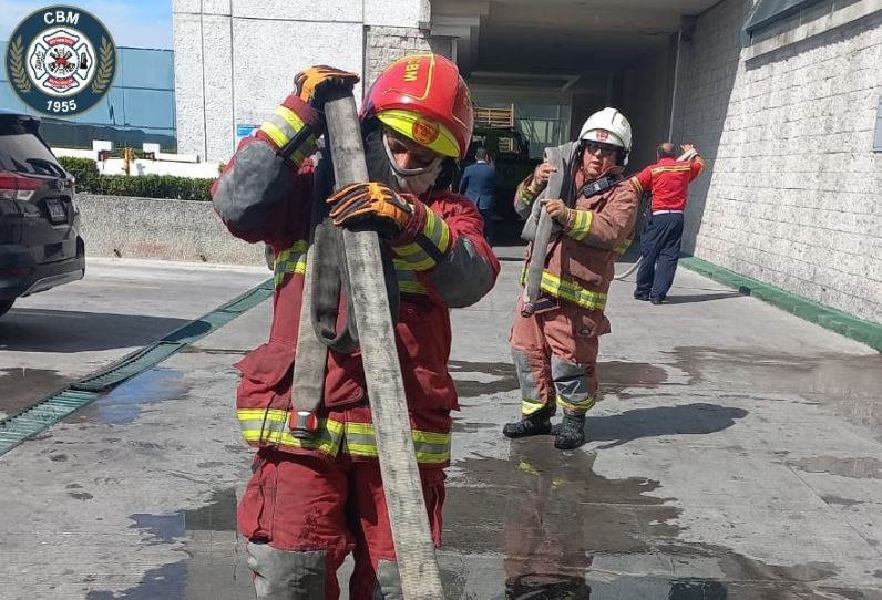 Incendio afecta área de comedores de centro comercial de la Calzada Roosevelt