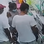 Tres personas fueron captadas en video robando artículos y ocultándolos en su ropa en un comercio en Petén
