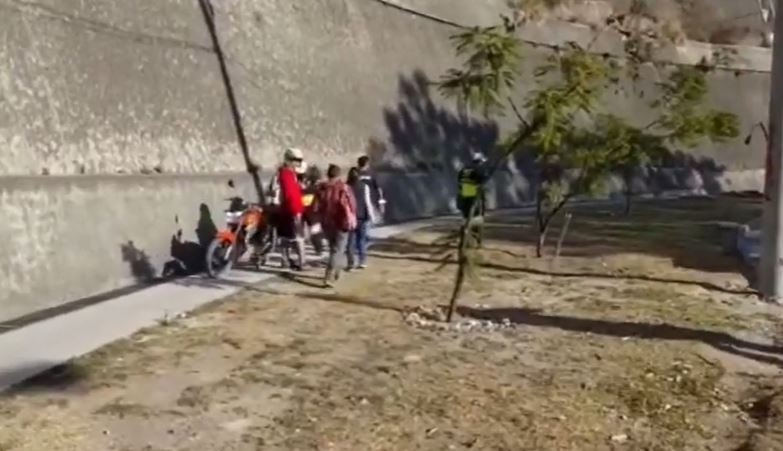 MTORISTAS EN LA BANQUETA