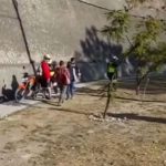 Las imágenes de los motoristas que fueron sorprendidos al manejar sobre una banqueta y así los multó la PMT
