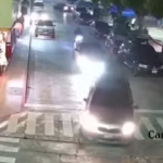 Video: Mujer queda tendida a media calle luego de haber sido arrollada y pilotos pasan a un costado sin auxiliarla