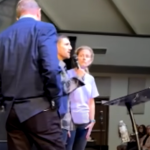 Video: pastor confiesa frente a su congregación que abusó de una mujer y víctima sube al púlpito y lo confronta