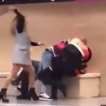 Una mujer golpea a “porrazos” a agentes de seguridad en un metro de España luego de que le pidieran que usara la mascarilla