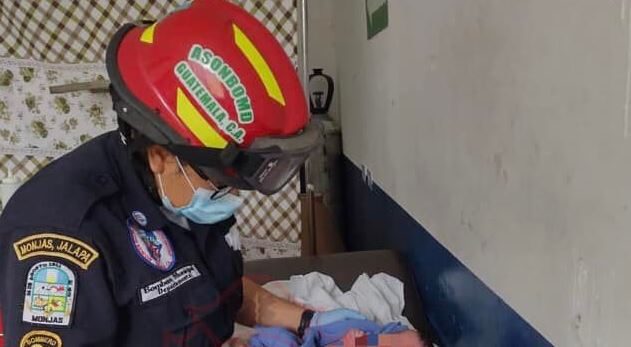 NACEN MELLIZOS EN AMBULANCIA EN MONJASJALAPA