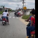 “¡El niño, muchá!”: el momento en que un hombre hace volcar un mototaxi en movimiento y con menores adentro