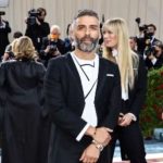 El peculiar look con falda con el que llegó el actor guatemalteco Oscar Isaac a la Met Gala 2022