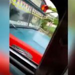 Video: Pasajeros captan cuando bus circula contra la vía para ganar pasaje y casi causa un accidente