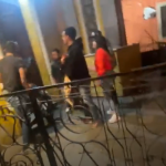 Video: Así se enfrentaron a golpes unos sujetos en Xela pese a la intervención de algunas personas
