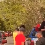 Video: El tenso momento en que agente de la PNC y persona a la que pretendía capturar caen de patrulla