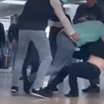 Graban momento en que un hombre patea en la cara a otro en una pelea que ocurrió en un aeropuerto en Irlanda