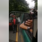 Video: Así reaccionó un ayudante cuando se percató que grababan cuando bus rebasaba