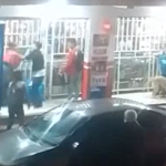 Graban enfrentamiento a golpes entre tres mujeres y un hombre en una tienda de la zona 6