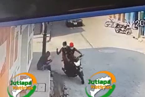 Video: Dos sujetos en motocicleta muestran su habilidad para robar celular a persona que estaba en una banqueta