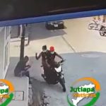 Video: Dos sujetos en motocicleta muestran su habilidad para robar celular a persona que estaba en una banqueta
