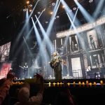 Nicolás, el hijo menor de Ricardo Arjona, acompaña a su padre en el escenario tocando la batería