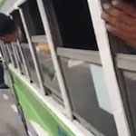 Usuarios graban el momento en que una mujer se roba las pertenencias de una pasajera en un autobús Express Roosevelt