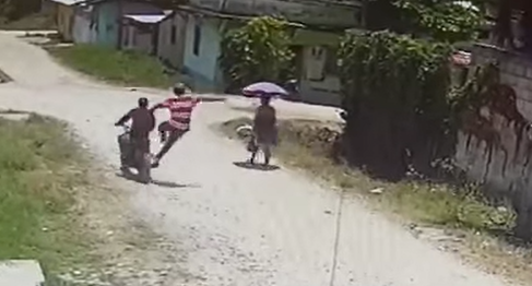 Robo de una mujer en Barrio Playa Blanca en Petén