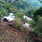 Familia queda soterrada en su vivienda en Tucurú y bomberos y vecinos trabajan para localizarlos