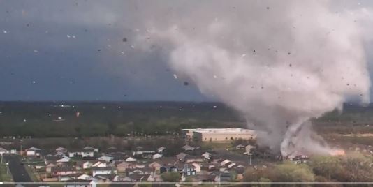 Dron capta el momento preciso en que un devastador tornado destruye todo a su paso en EE. UU.