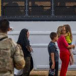 Crisis migratoria: juez federal impide poner fin a política de expulsión migratoria en la frontera de EE. UU.