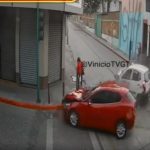 Cámara capta el momento en que una mujer se salva de ser arrollada tras un triple choque