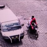 Cámara capta el momento en que sicarios atacan a balazos a piloto de microbús