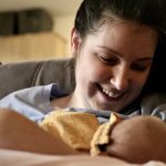 Enfermedad de la motoneurona: el extraordinario caso de Lucy Lyntott, la segunda mujer en el mundo en tener dos hijos después de ser diagnosticada