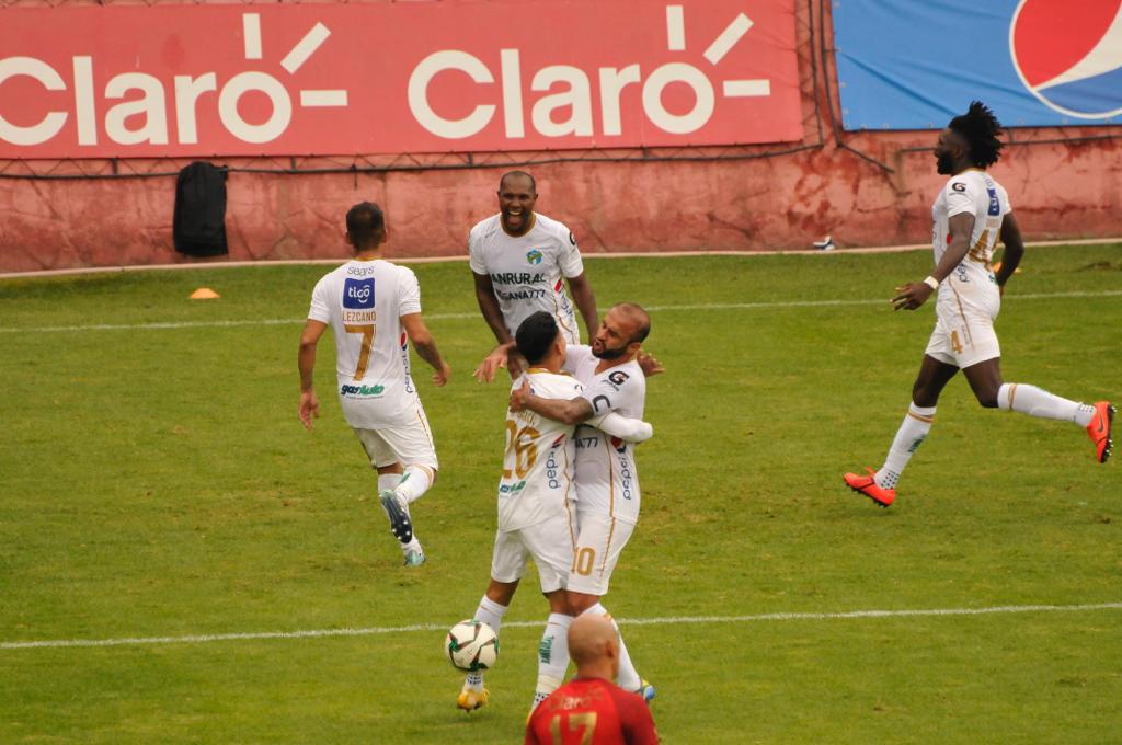 Clausura 2022: Juan Anangonó tiene a Comunicaciones soñando con el título 31 al marcar el gol del triunfo en la ida de la final ante Municipal