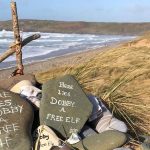 Por qué la tumba de Dobby, uno de los personajes de Harry Potter, se ha vuelto un problema para una playa en Gales