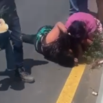 Graban a dos mujeres que se van a los golpes en pleno libramiento de Chimaltenango