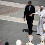 La broma del papa Francisco con mexicanos: “necesito un poco de tequila” para el dolor de rodilla