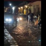 Cámara capta cuando un grupo se va a los golpes (otra vez) en plena calle empedrada de Antigua Guatemala