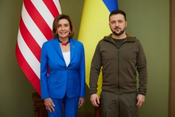 Nancy Pelosi expresa la solidaridad “inequívoca” de EE. UU. en visita sorpresa a Kiev