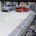 Captan el momento en que un vehículo impacta contra un microbús, hiriendo a dos pasajeros