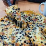 Llegaron los zompopos de mayo, y con ellos las “zompopizzas”, platillo icónico de San Martín Jilotepeque