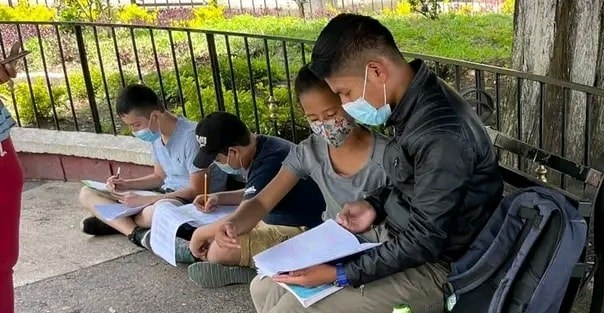 Maestro cobanero sale a las calles a dar clases gratuitas de matemática