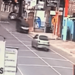 Así fue el momento de la colisión entre un microbús y un mototaxi que quedó grabada en Totonicapán