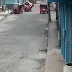 Video: El momento en que dos mototaxis chocan en Suchitepéquez y uno queda volcado